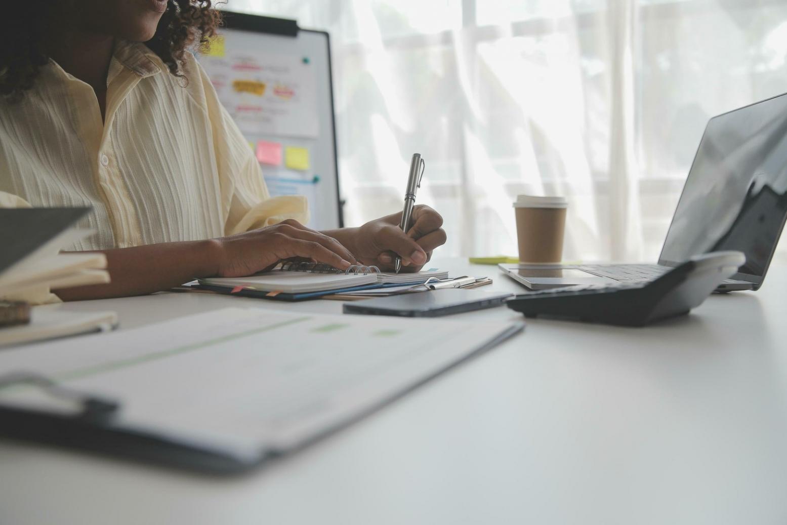 Wöchentliche Gruppenbetreuung bei praktischen Übungen