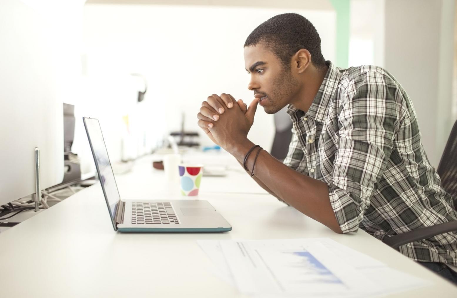 Teilnehmer arbeiten gemeinsam an Keyword-Analyse am Computer