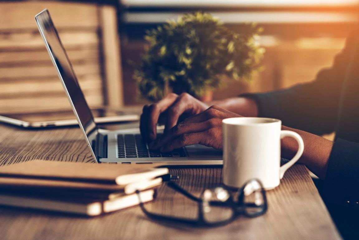 Workshop-Teilnehmer arbeiten konzentriert an Keyword-Recherche-Übungen